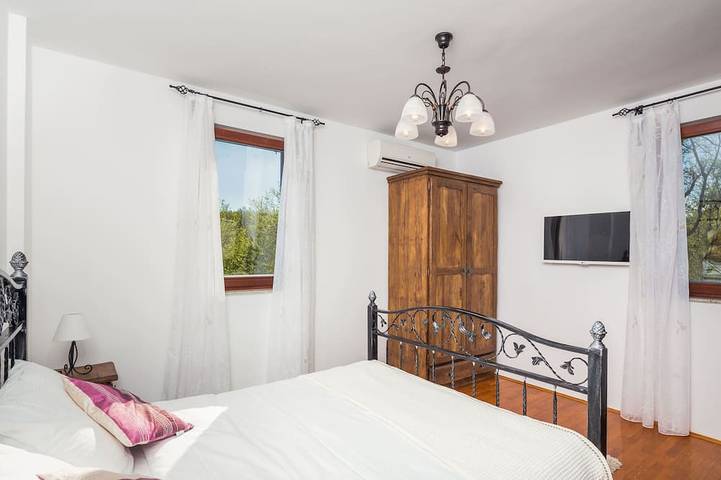 4 Sterne romantische Villa, nur eine Minute zu Fuß zum Strand, beheizter Pool. in Čižići, Krk