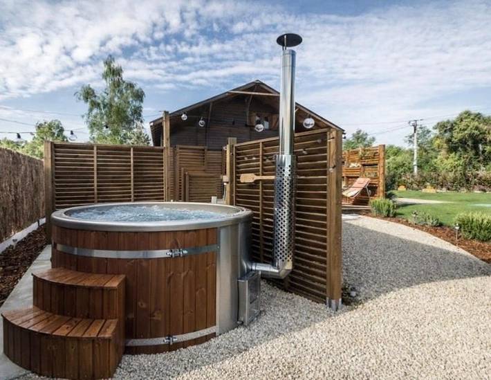 Gîte pour 4 personnes, avec Jacuzzi et Terrasse ainsi que Jardin et Vue sur le lac à Prouilly