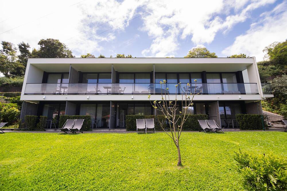 Das Haus von Manuel ist eine moderne und große Villa, die von der grünen Wiese umgeben in Santana, Madeira