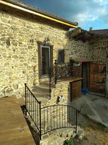 Gîte pour 2 personnes, avec piscine ainsi que vue et terrasse à Manglieu