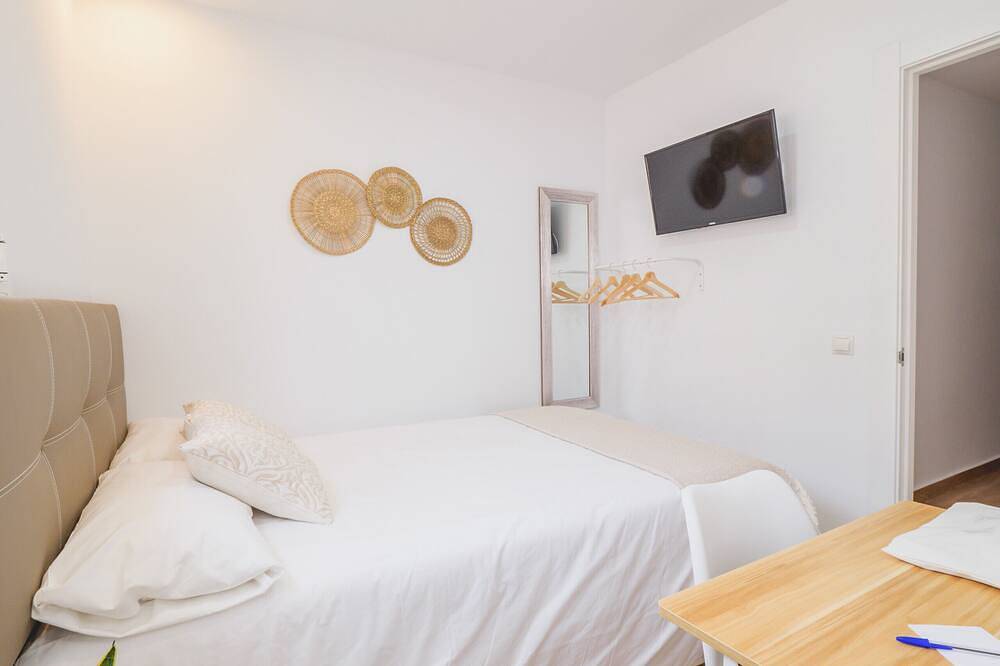 Cubo's Hostal William's Sunny 5 with Breakfast / free wifi / air conditioning in Torre de Benagalbón, Rincón de la Victoria