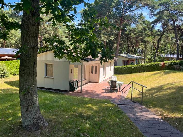 Bungalow für 4 Personen, mit Terrasse und Garten