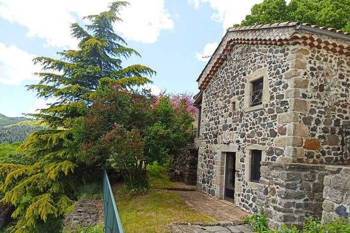 Location de vacances pour 3 personnes, avec Jardin et Piscine à Pourchères