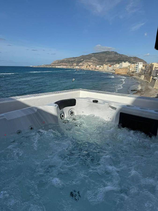 Ferienwohnung für 4 Personen, mit Whirlpool und Terrasse sowie Pool und Ausblick