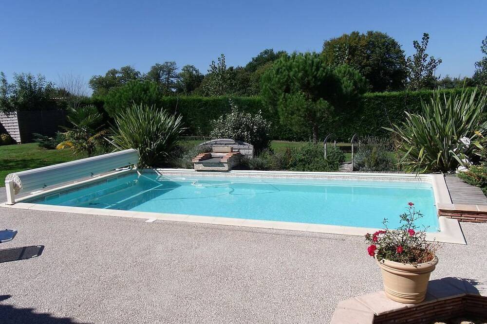 Gîte campagne, piscine , climatisation in Marguestau, Gers