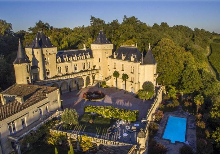 Chambre d’hôte pour 4 personnes, avec terrasse ainsi que piscine et jardin