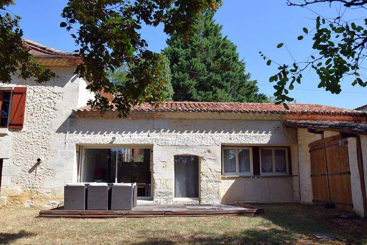 Gîte pour 6 personnes, avec terrasse ainsi que piscine et jardin - 1