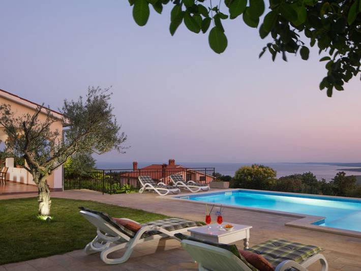 Ferienhaus für 10 Personen, mit Balkon und Terrasse sowie Garten und Pool
