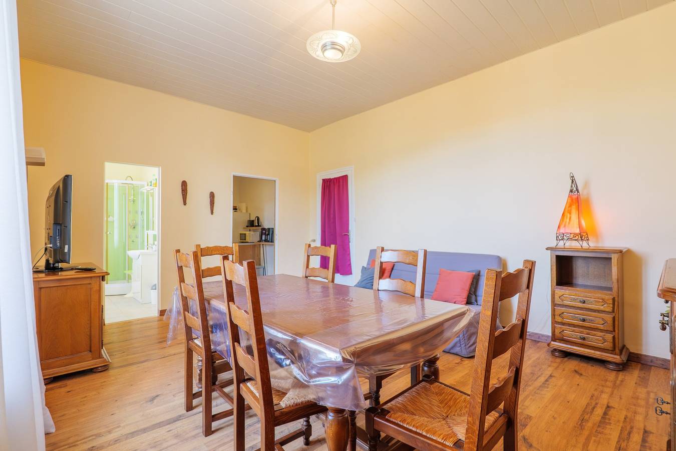 Entire apartment, Apartment 'Gîte Le Chant Des Oiseaux' with Shared Pool, Wi-Fi and Air Conditioning in Pradons, Ardèche