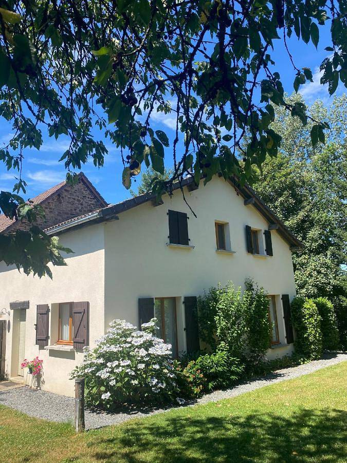 Location de vacances pour 5 personnes, avec jardin ainsi que piscine et vue à Sarlande