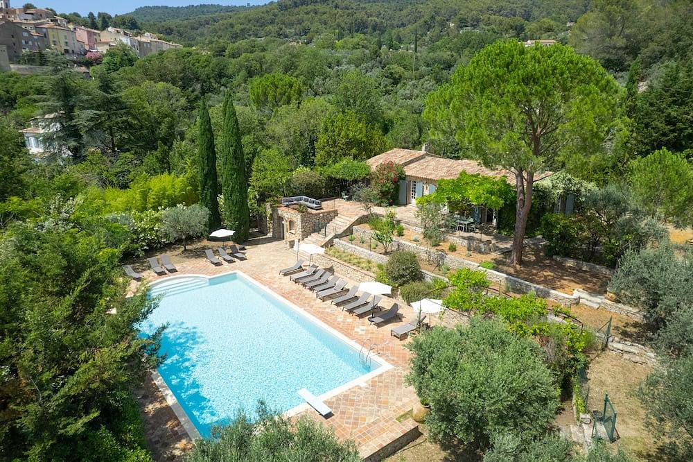 Stately property with 3 tennis & sport courts and a large pool, village 5' walk in Callas, Region de Draguignan