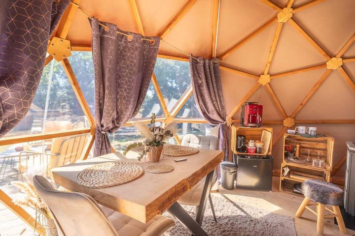 Tente pour 2 personnes, avec terrasse ainsi que vue et jardin dans l' Ain - 2