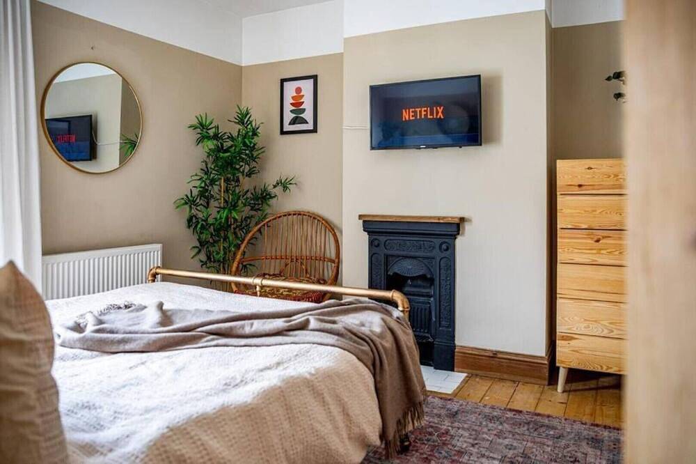Hot Tub, 2 x King Bed, 1 Bunk Bed, Boho Beach House in Cleethorpes, Grimsby and Cleethorpes
