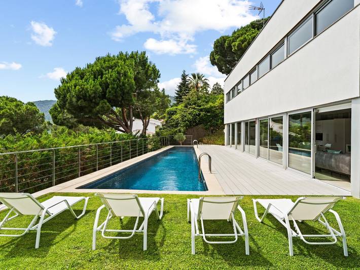 Location de vacances pour 8 personnes, avec terrasse et piscine ainsi que vue sur l’océan et jardin à Cabrils - 2