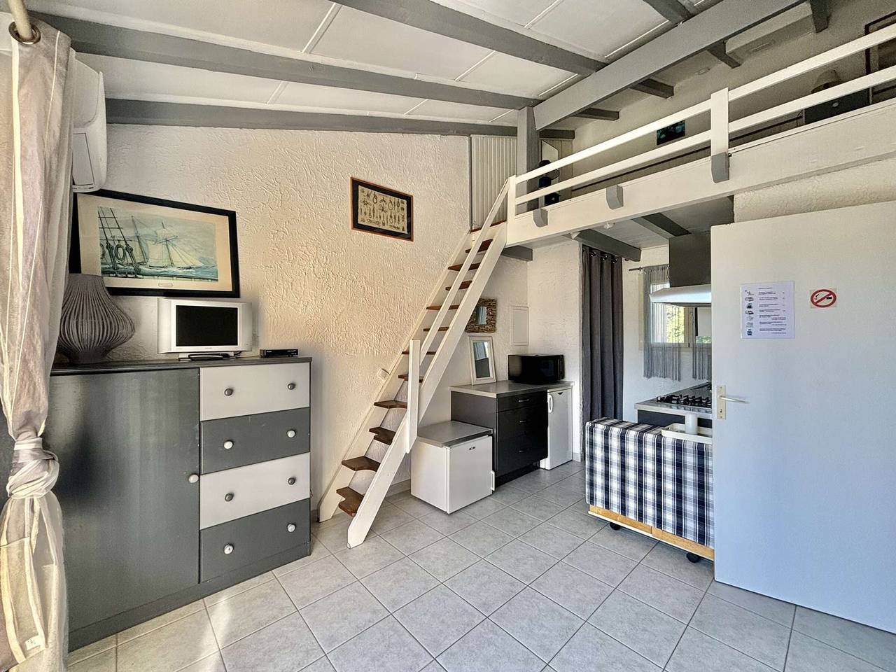 Entire apartment, Studio with Loft, Terrace 230m from Beach in Sant Ambroggio, Lumio