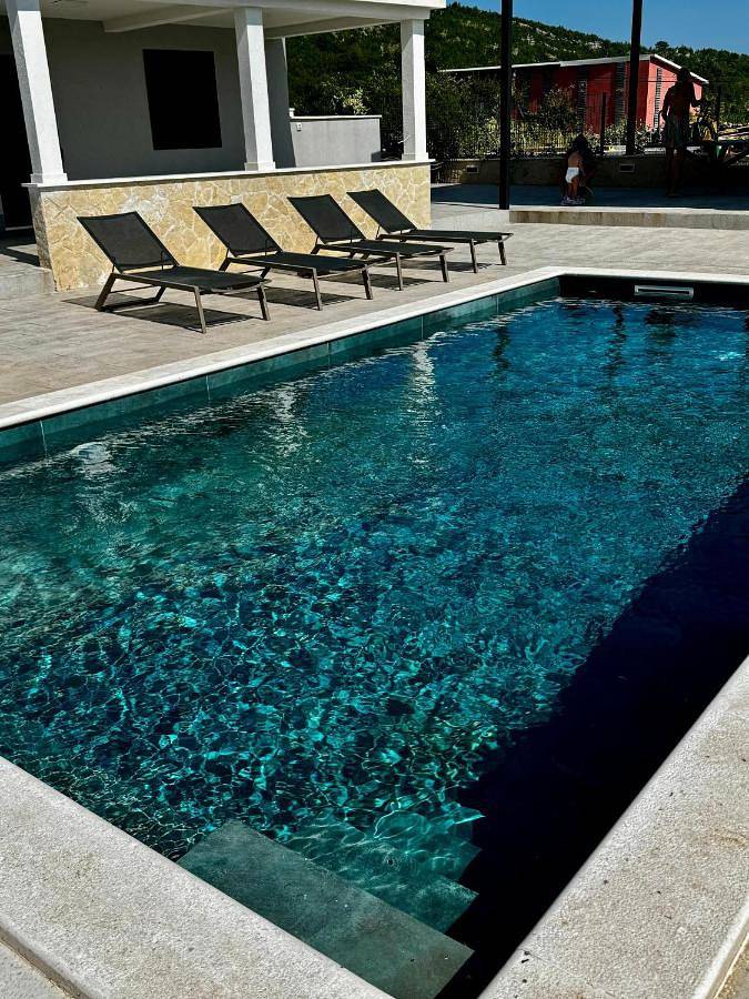 Ferienhaus für 6 Personen, mit Pool und Balkon