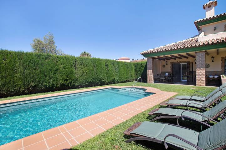 Villa for Families Los Agaves with Mountain Views, Pool and Wi-Fi in La Cala de Mijas, Mijas