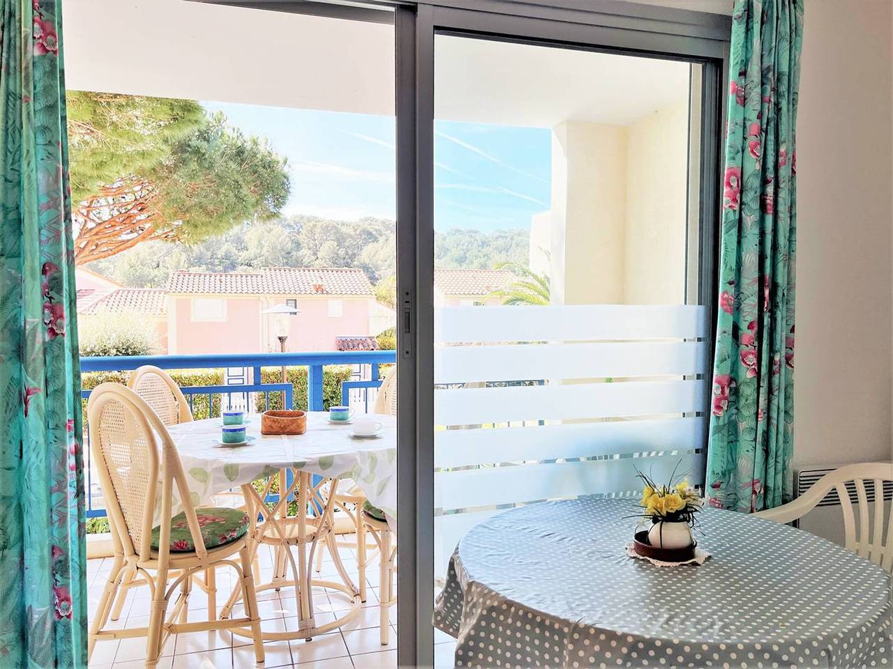 Ganze Wohnung, Familienfreundliche 2-Zimmer-Wohnung mit Pool, Terrasse & Parkplatz im ruhigen Quartier in Le Lavandou, Parc national Port-Cros