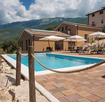 Cottage pour 3 personnes, avec vue et jardin ainsi que piscine et vue sur le lac à Capestrano