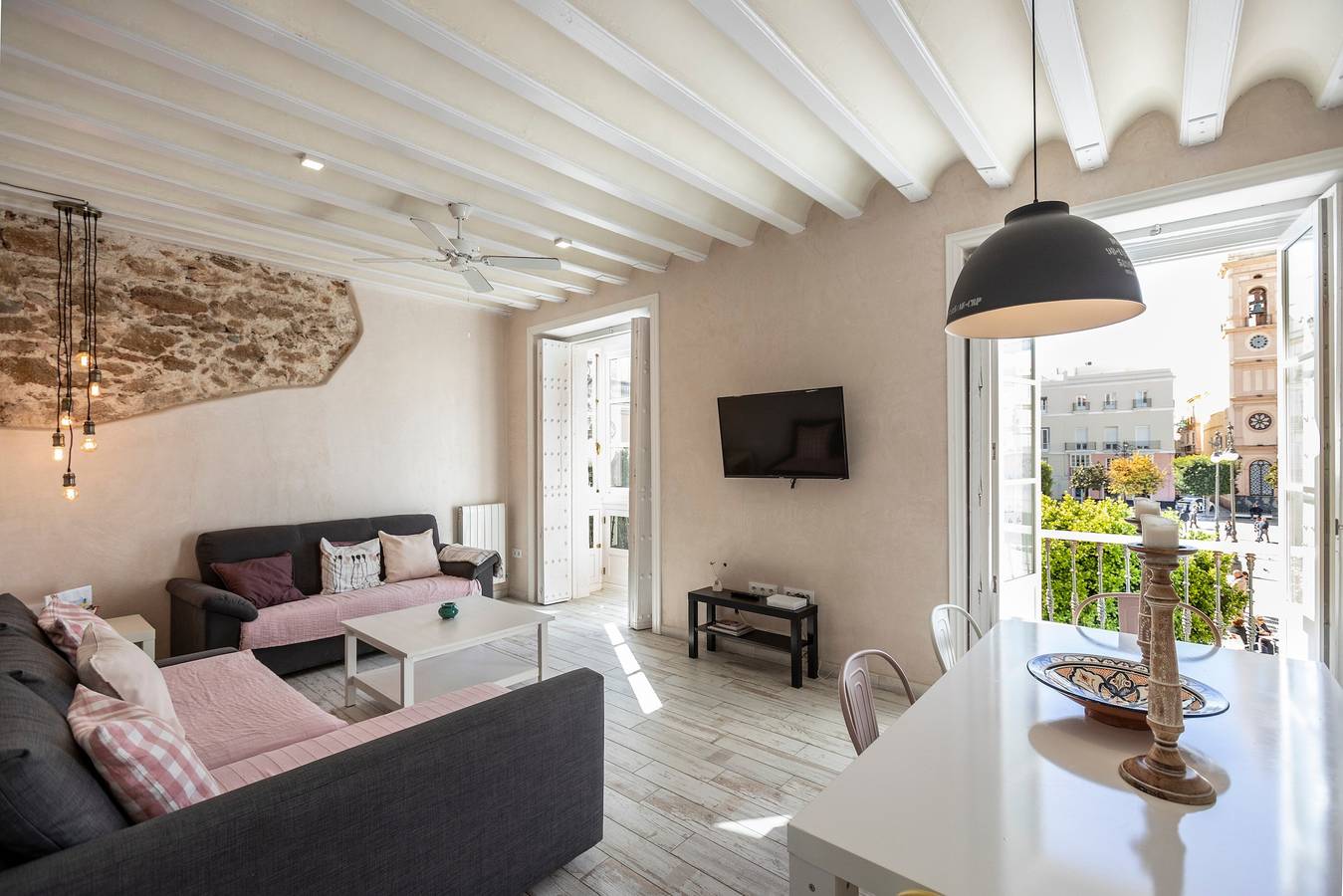 Apartamento entero, Apartamento rústico "Casa Bugambilla" en zona muy céntrica con balcón y Wi-Fi in Casco Antiguo de Cádiz, Cádiz