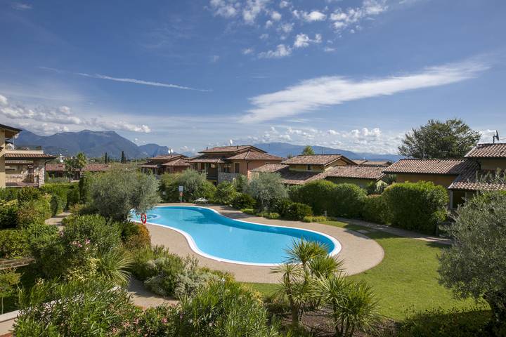 Appartamento per 6 persone, con balcone e piscina, adatto a famiglie con bambini a Polpenazze del Garda