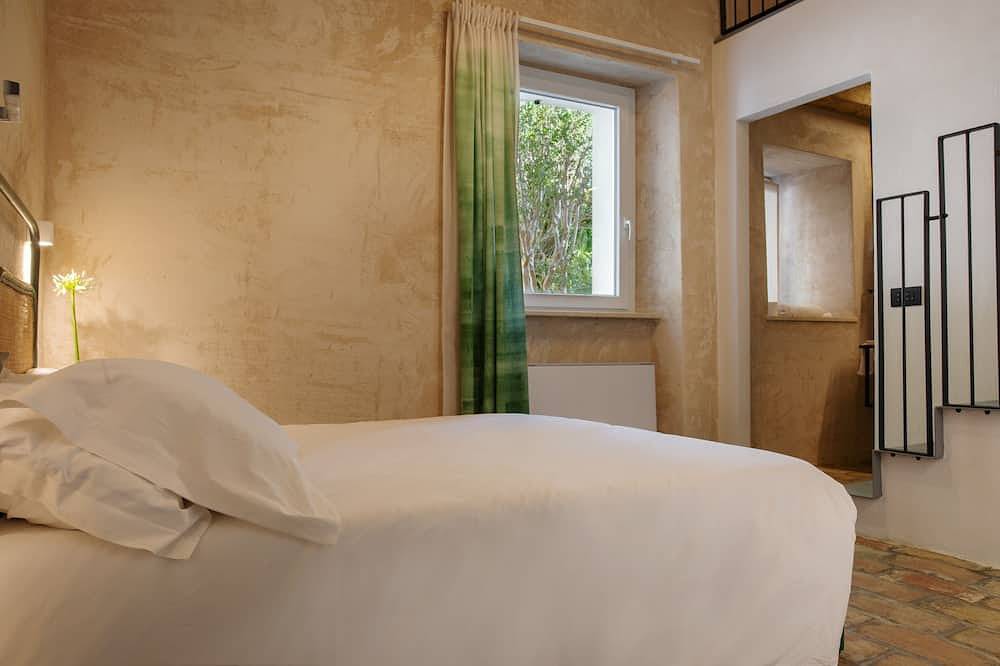 Ognissanti Guesthouse,Marche Region'S Double room with bathroom and a mezzanine with two single beds in Fermo (Dorf), Fermo