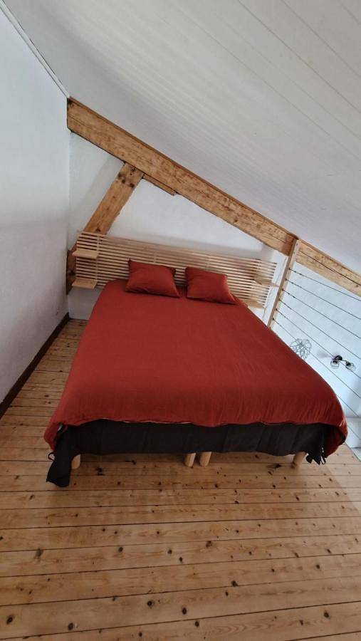 Location de vacances pour 2 personnes, avec Terrasse ainsi que Jardin et Vue à Puyloubier
