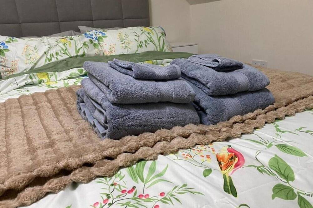 The Cottontail - Deluxe Private Room With Breakfast - Tamworth in Drayton Manor Park, Staffordshire