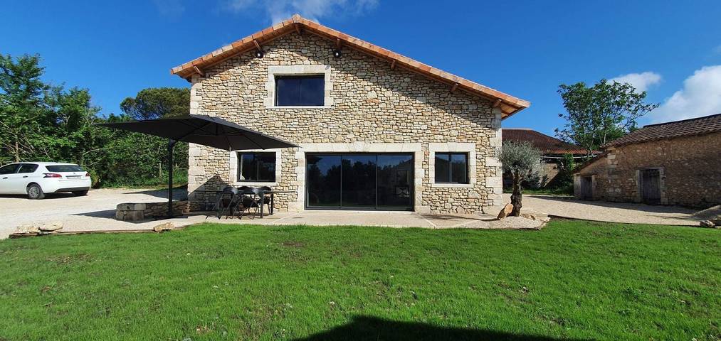 Gîte pour 10 personnes, avec jardin ainsi que terrasse et piscine