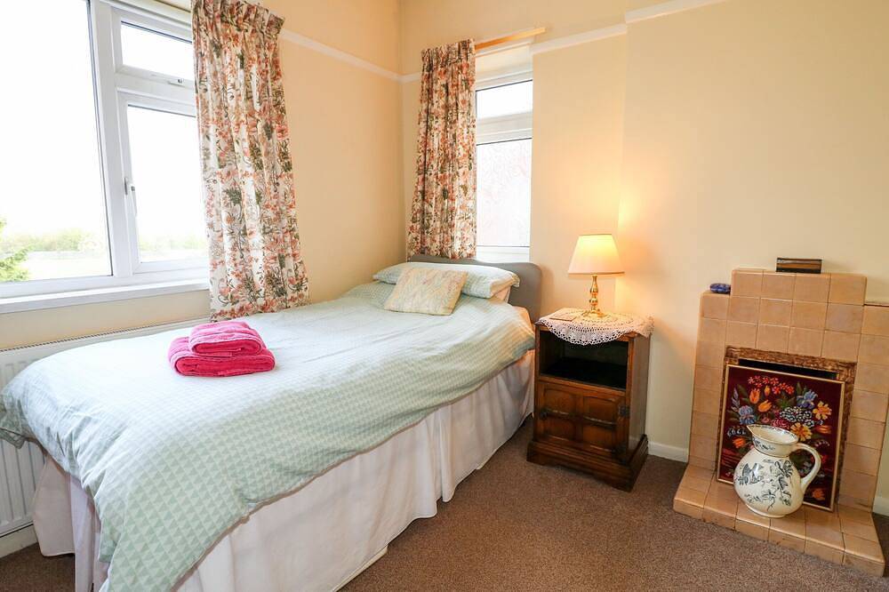The Old Grocery, pet friendly, with a garden in Barrow Hill in Chesterfield, Derbyshire
