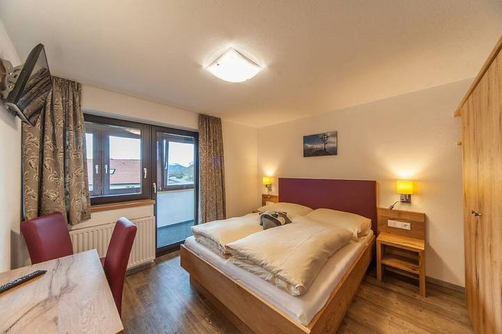Ferienwohnung für 3 Personen, mit Balkon und Garten sowie Sauna in Bichlbach