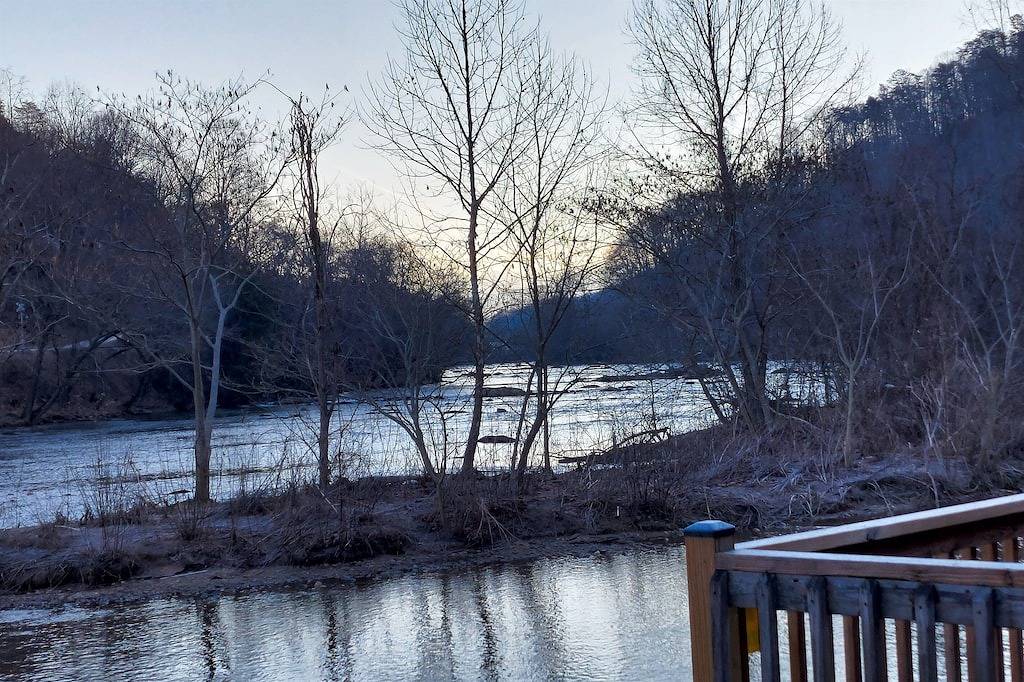 Troutin' About - A cozy cabin on the river! in Bryson City, Fontana Lake