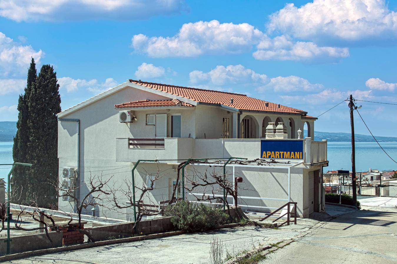 Ganze Wohnung, 1-Zimmer-Ferienwohnung mit Balkon und Meerblick Pisak, Omis A-5975-b in Pisak, Omis-Riviera