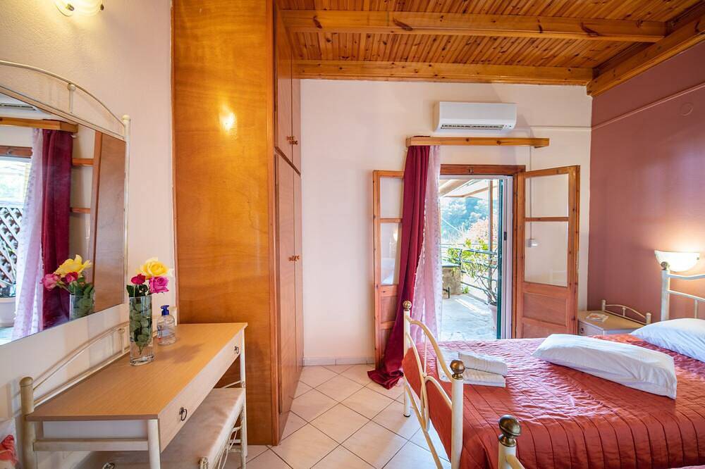 Ganze Wohnung, Rainbow apartment B, Pelekas beach, 40 meters from the sea in Pelekas, Griechenland