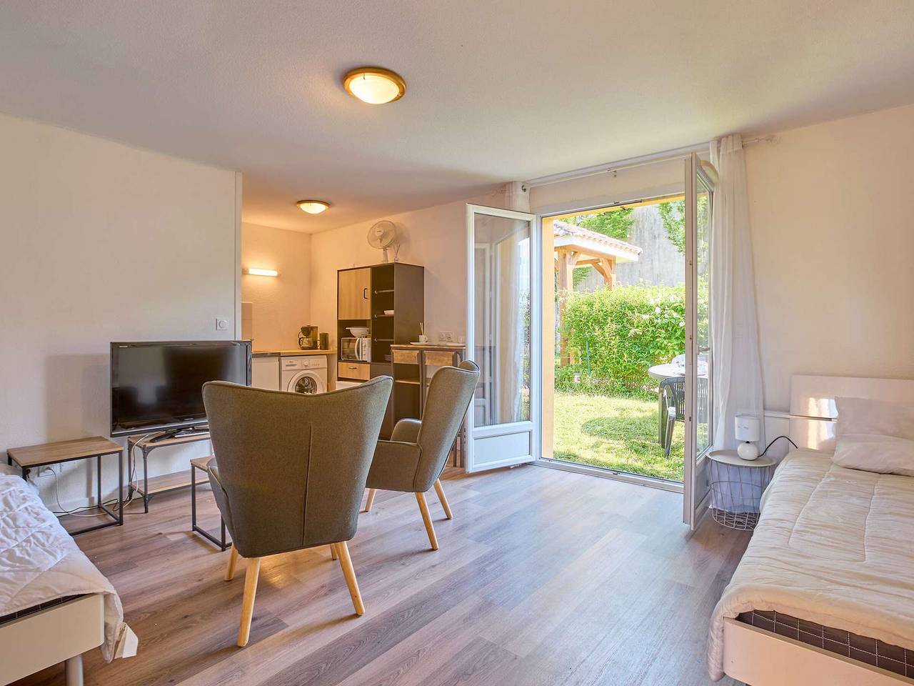 Studio entier, Studio moderne avec terrasse et wifi in Cazaubon, Gers