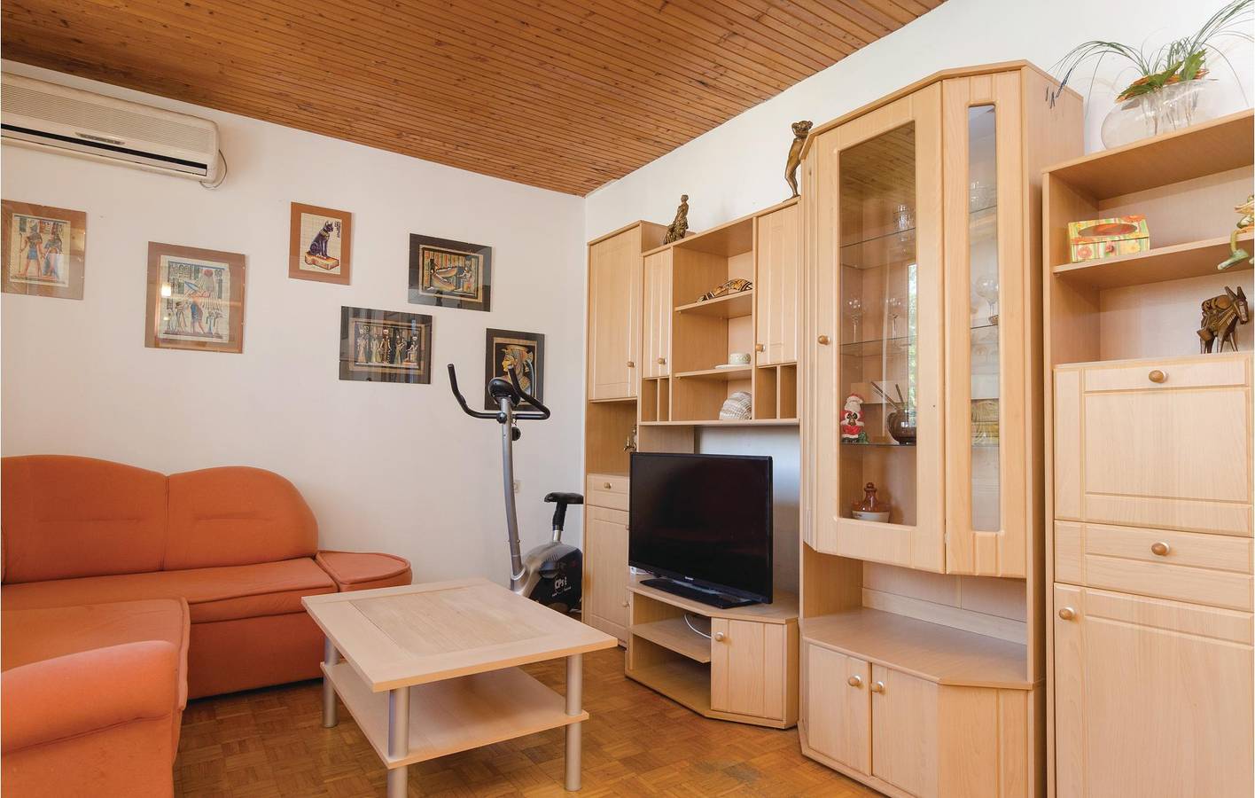 Ganze Ferienwohnung, Gemütliche Ferienwohnung mit Terrasse, Parkplatz und WLAN – 2,5 km vom Strand entfernt in Vela Luka, Korcula
