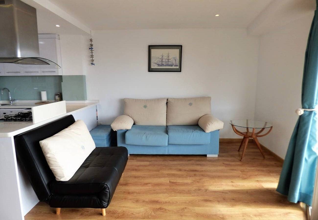 Apartamento entero, Apartamento 'Vistas Al Puerto' con vistas al mar, balcón y Wi-Fi in Villajoyosa, Costa Blanca