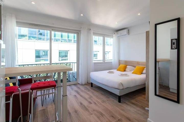 Gîte pour 2 personnes, avec vue et balcon dans Plage Fabron Bambou Nice