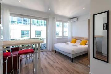 Gîte pour 2 personnes, avec balcon et vue dans Plage Fabron Bambou Nice