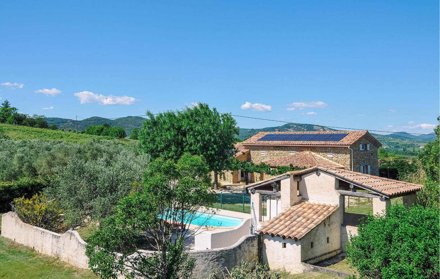 Appartement spacieux avec TV, parking, piscine et Internet in Saint-Sauveur-de-Cruzières, Parc national des Cévennes