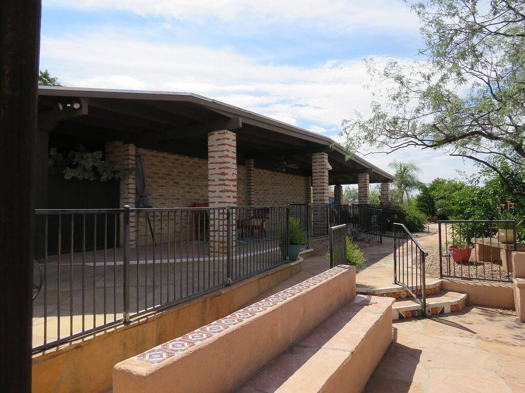 Privacy and views, with Saguaro National Park -East at the end of the street in Saguaro Nationalpark