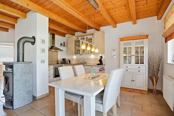 Ferienhaus für 4 Personen, mit Terrasse und Garten in Greetsiel - 3