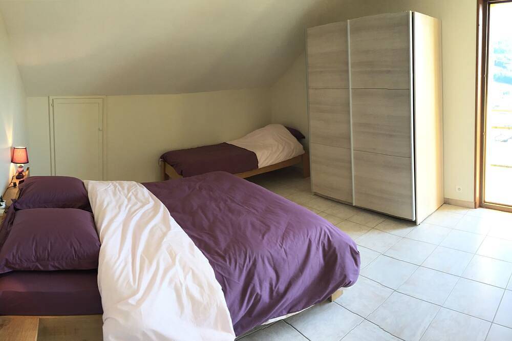 La maison jaune a cleurie  accessible aux personnes handicapé in Cleurie, Région d'Épinal