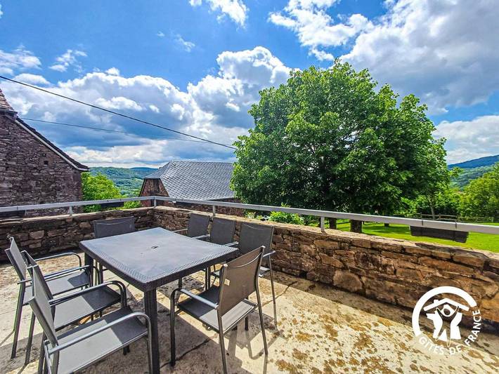 Location de vacances pour 8 personnes, avec terrasse ainsi que jardin et vue à Saint-Laurent-d'Olt - 3