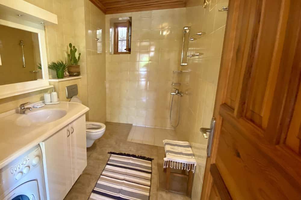 Helios House, Stunning garden sleeps 4 amazing central location in Ephesos