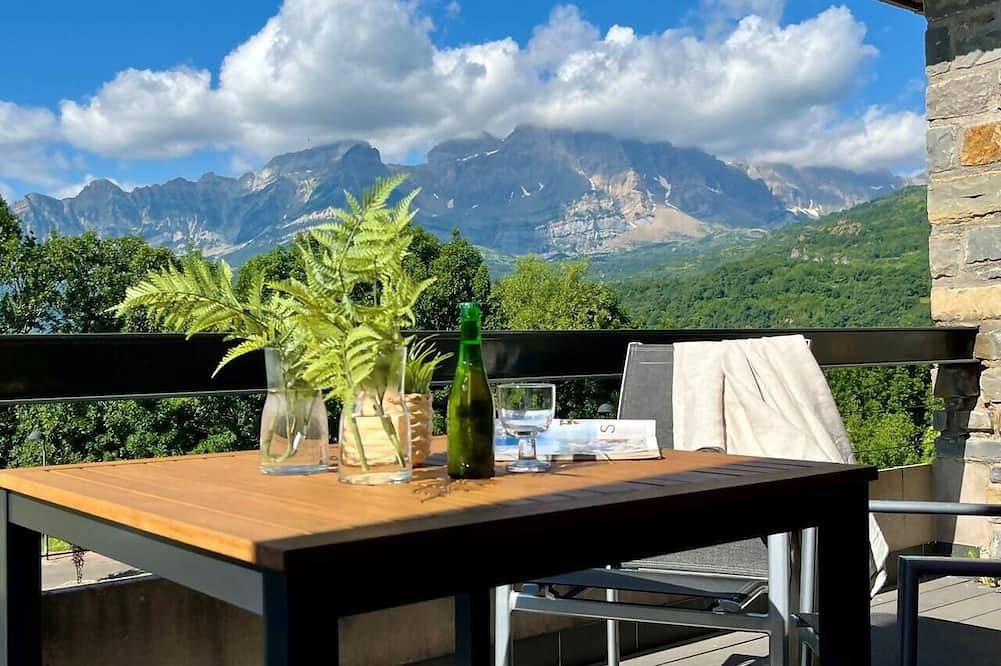 Entire apartment, Casa Bellavista by Bevalle in Panticosa, Spanish Pyrenees