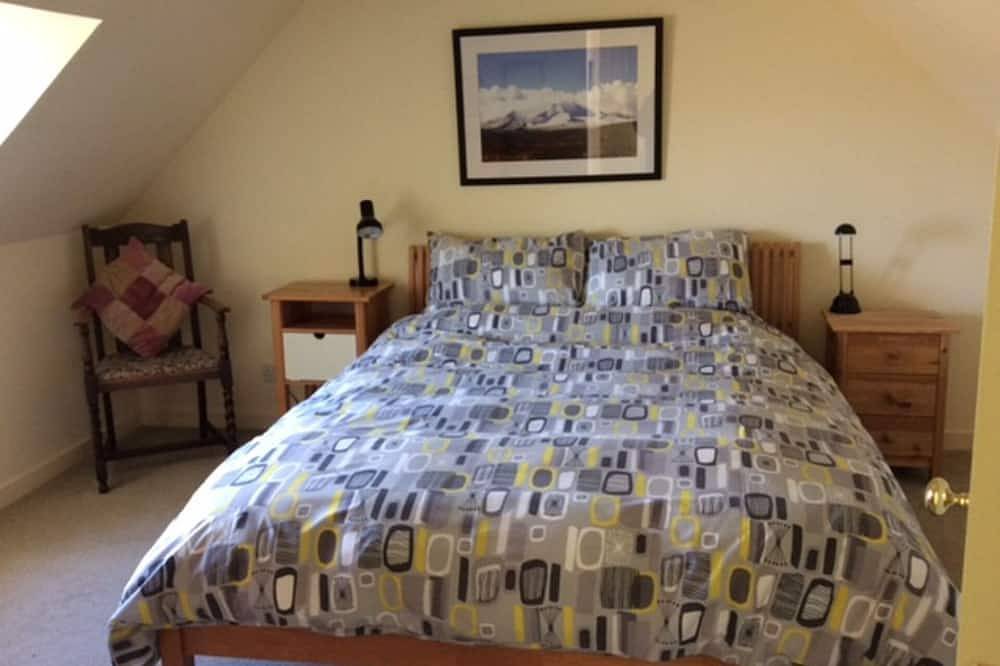 Traditionelles Steinhäuschen in der schönen Landschaft nahe der Küste, moderner Innenraum in Highlands