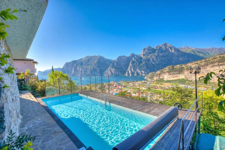 Villa Paradise View With Private Pool in Nago-Torbole, Montañas Garda