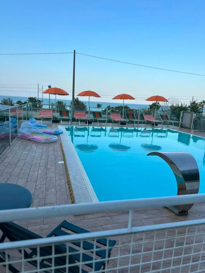 Camping para 4 personas, con terraza y jardín además de vistas y piscina, Familias con niños - 1