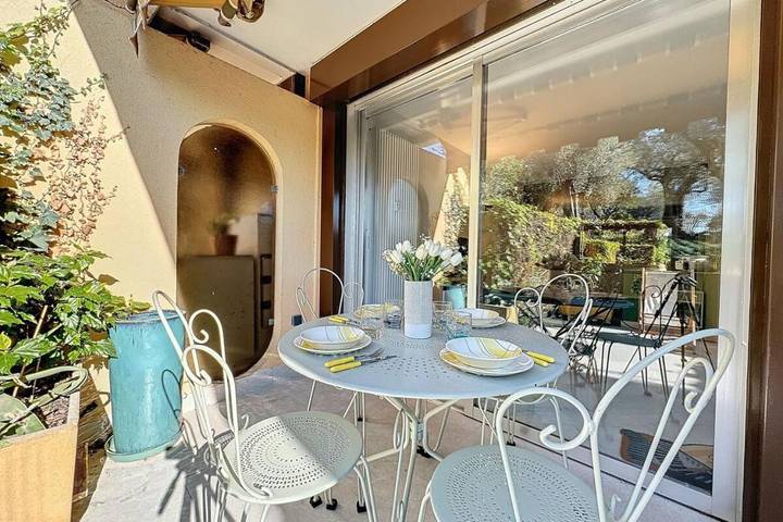 Gîte pour 2 personnes, avec piscine et jardin à Le Cannet - 2